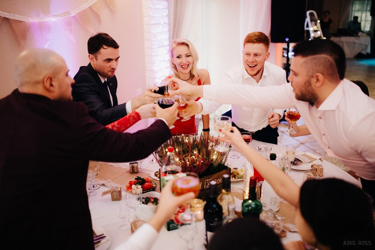 Kāzas rudenī lietainā dienā ar Vecrīgā