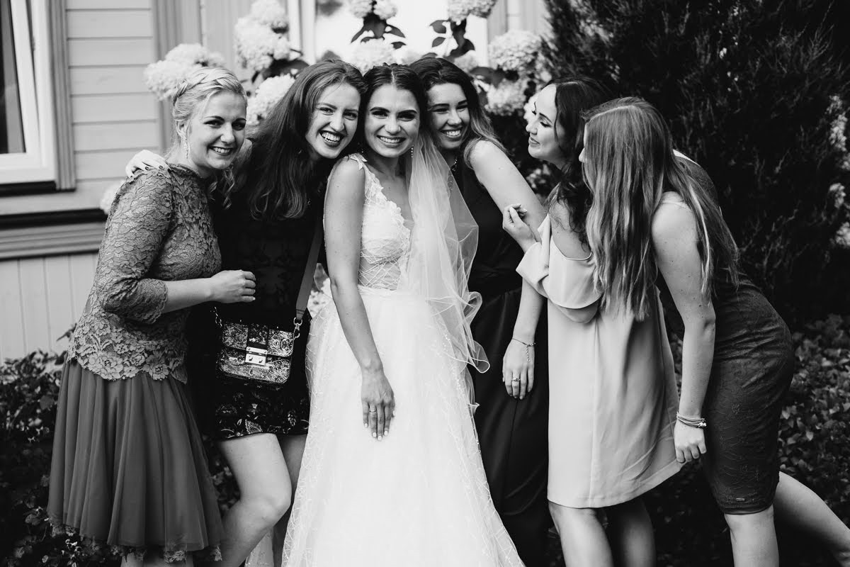 Pozitīvas kāzas Vecrīgā un Jūrmalā ar zagsu, lietu un busiņu