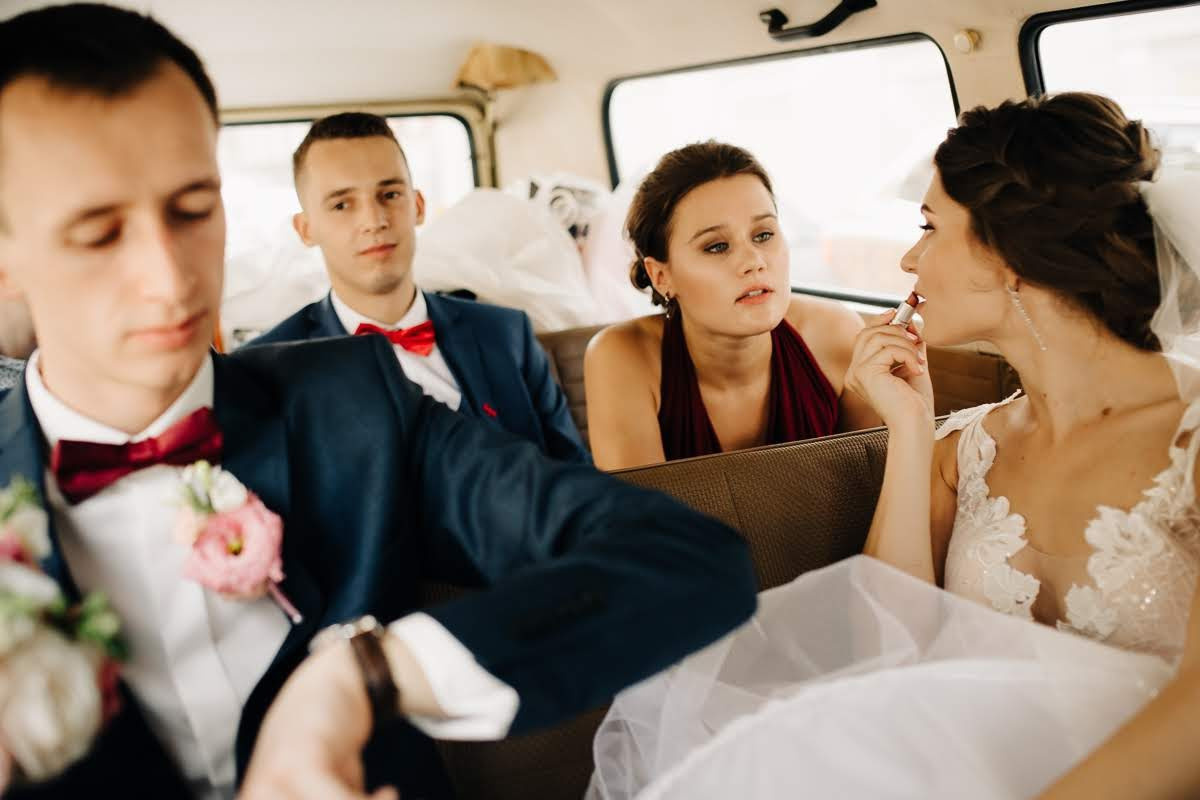 Pozitīvas kāzas Vecrīgā un Jūrmalā ar zagsu, lietu un busiņu