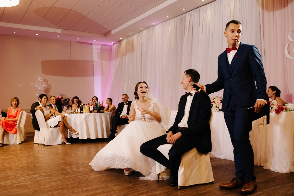 Pozitīvas kāzas Vecrīgā un Jūrmalā ar zagsu, lietu un busiņu