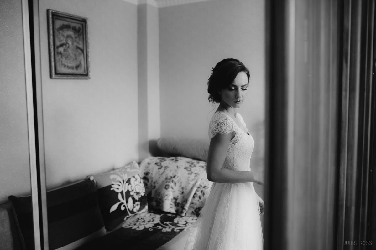 Kāzas rudenī lietainā dienā ar Vecrīgā