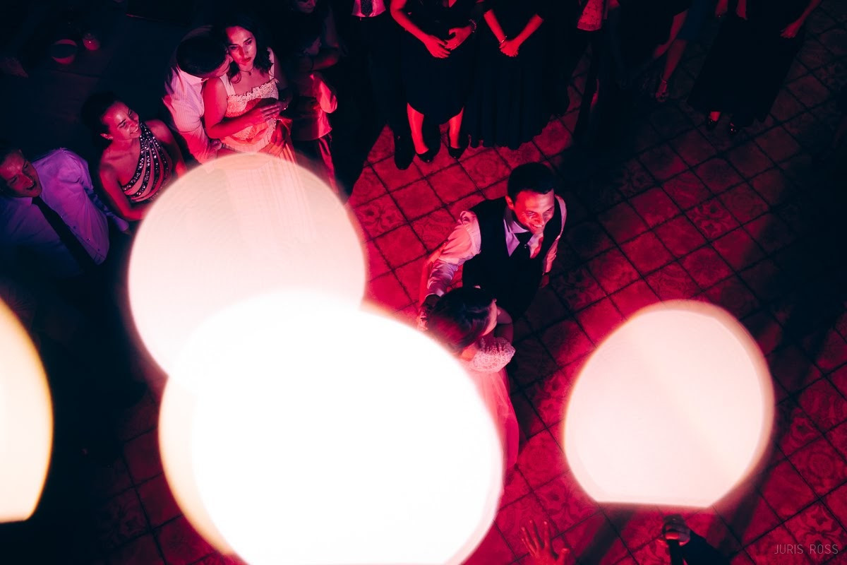 Kāzas rudenī lietainā dienā ar Vecrīgā