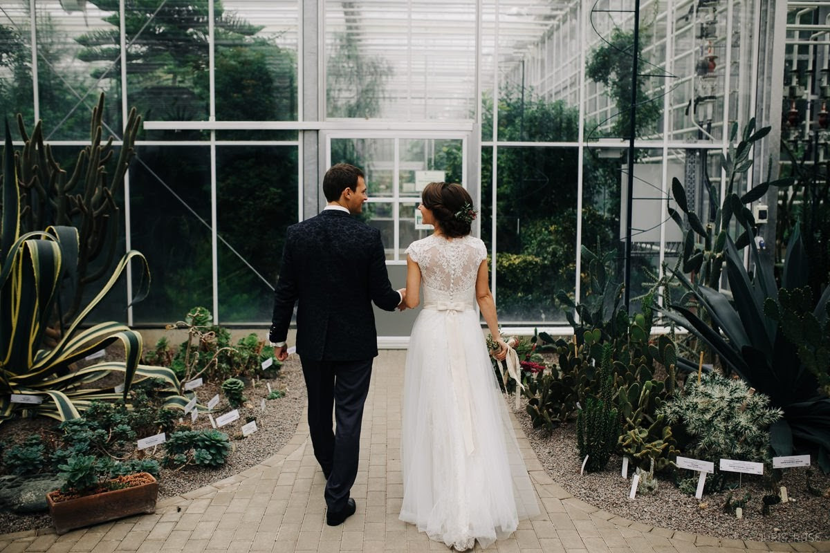 Kāzas rudenī lietainā dienā ar Vecrīgā