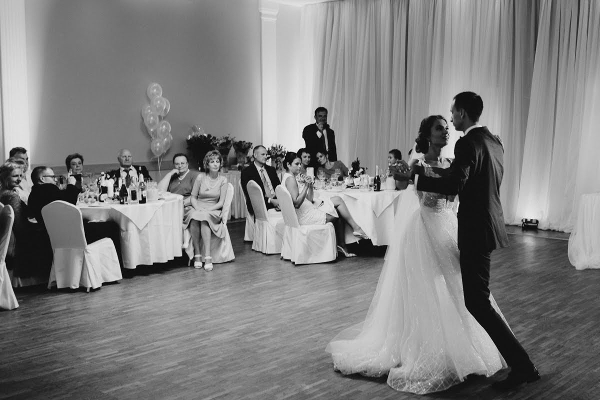 Pozitīvas kāzas Vecrīgā un Jūrmalā ar zagsu, lietu un busiņu