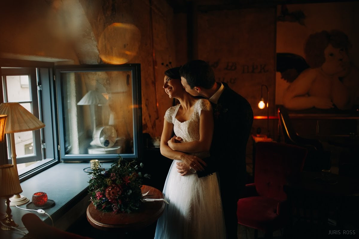 Kāzas rudenī lietainā dienā ar Vecrīgā