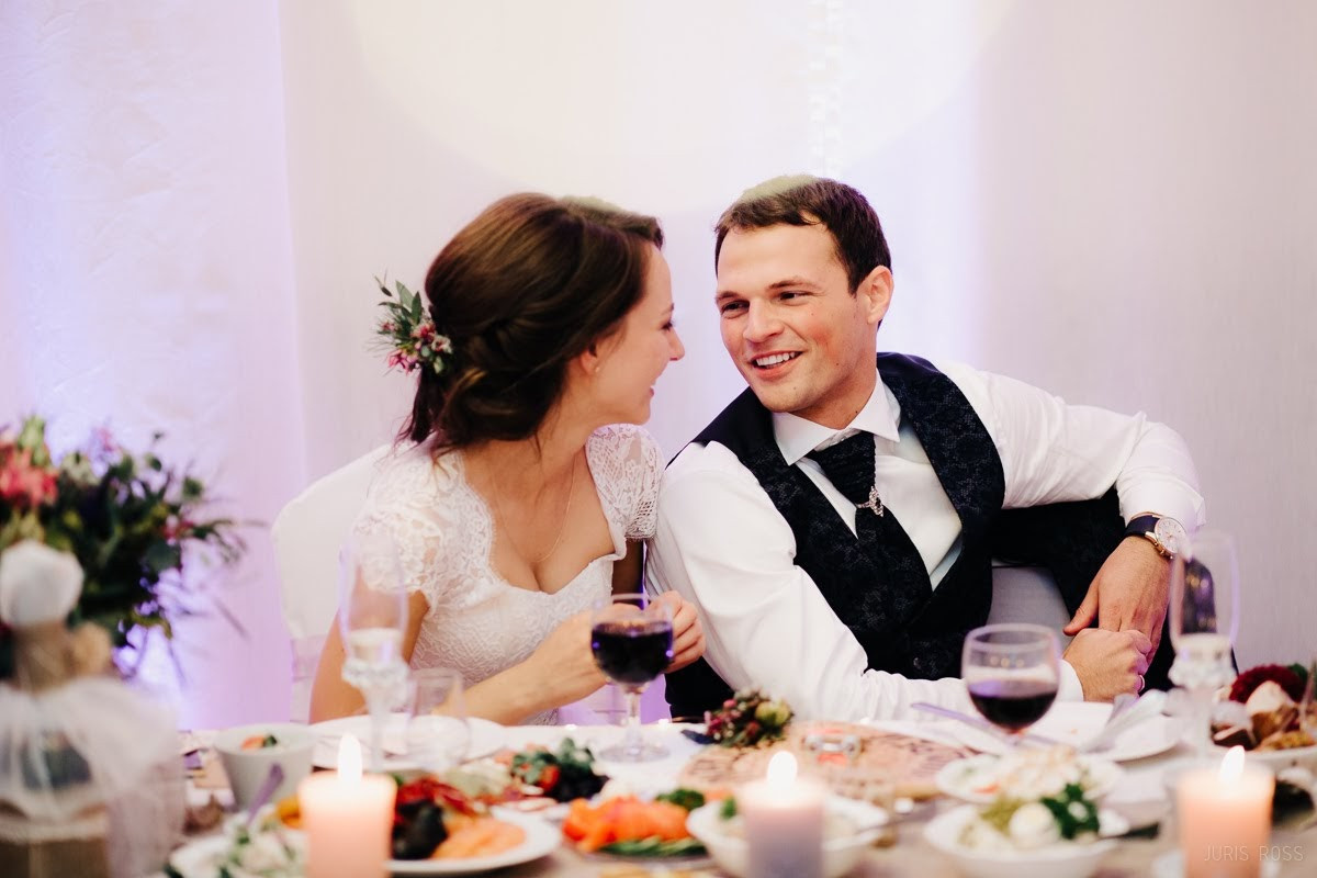 Kāzas rudenī lietainā dienā ar Vecrīgā