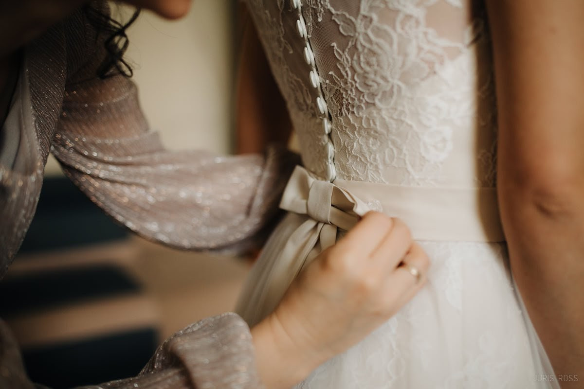 Kāzas rudenī lietainā dienā ar Vecrīgā