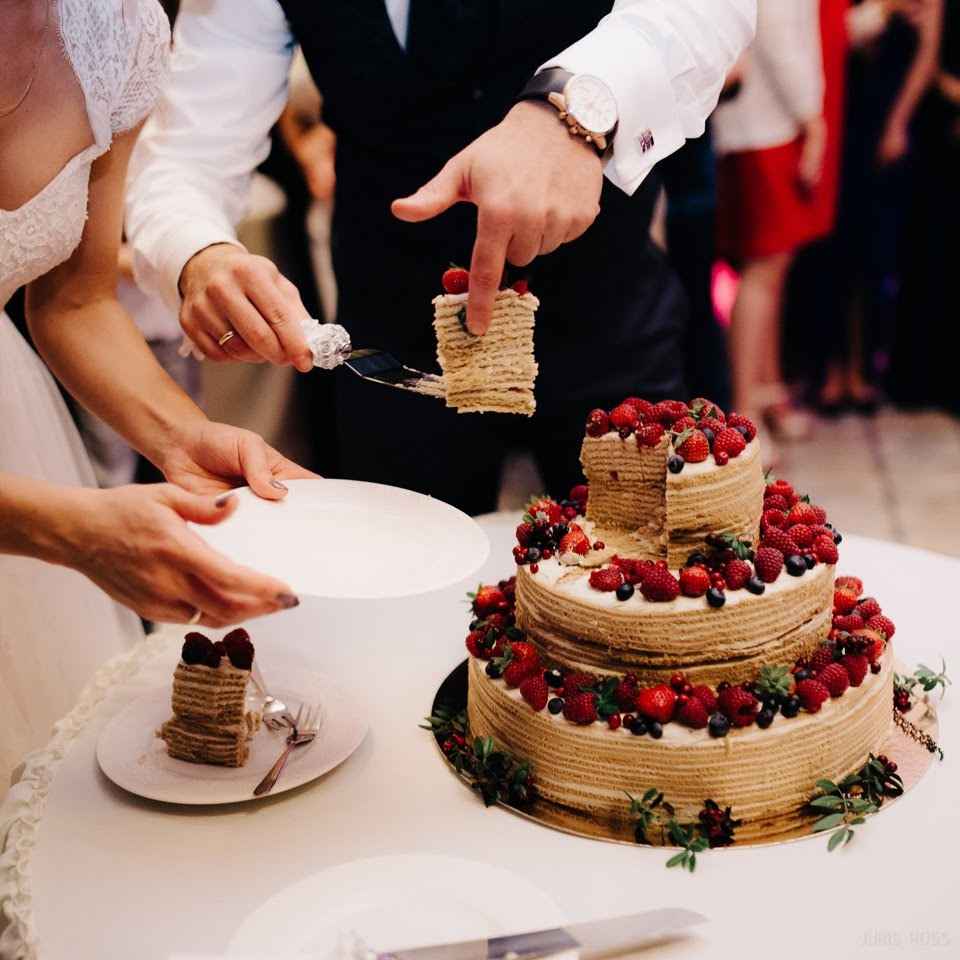 Kāzas rudenī lietainā dienā ar Vecrīgā