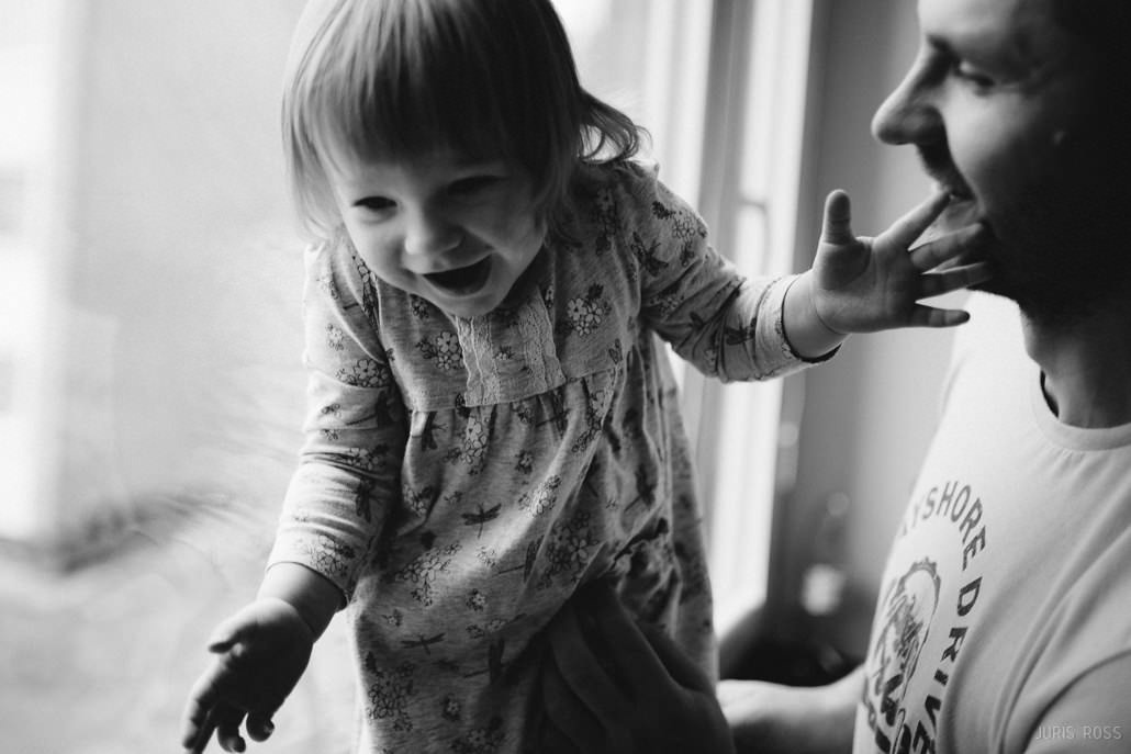 Fotosesija mājās ar dzīvām emocijām un īstām atmiņām