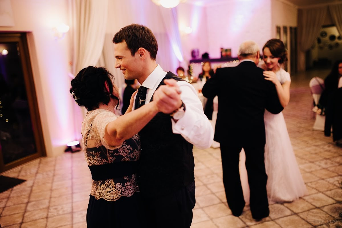 Kāzas rudenī lietainā dienā ar Vecrīgā