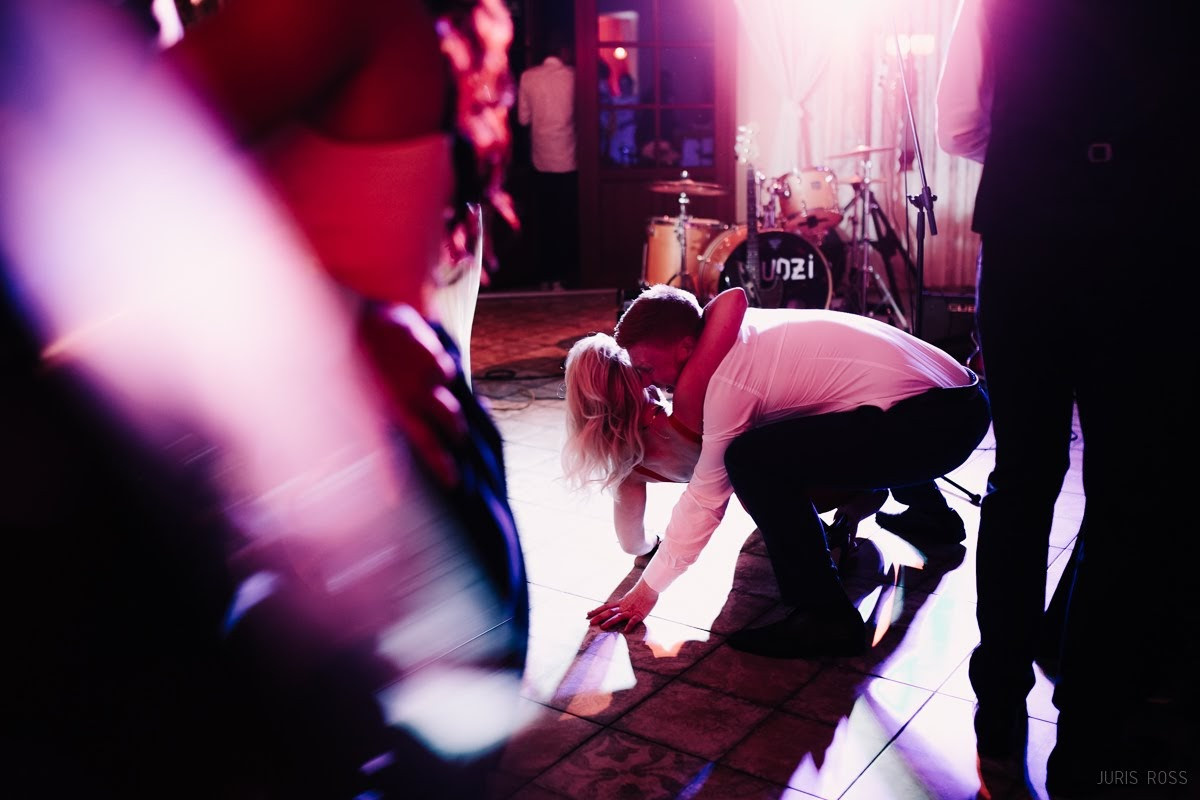 Kāzas rudenī lietainā dienā ar Vecrīgā