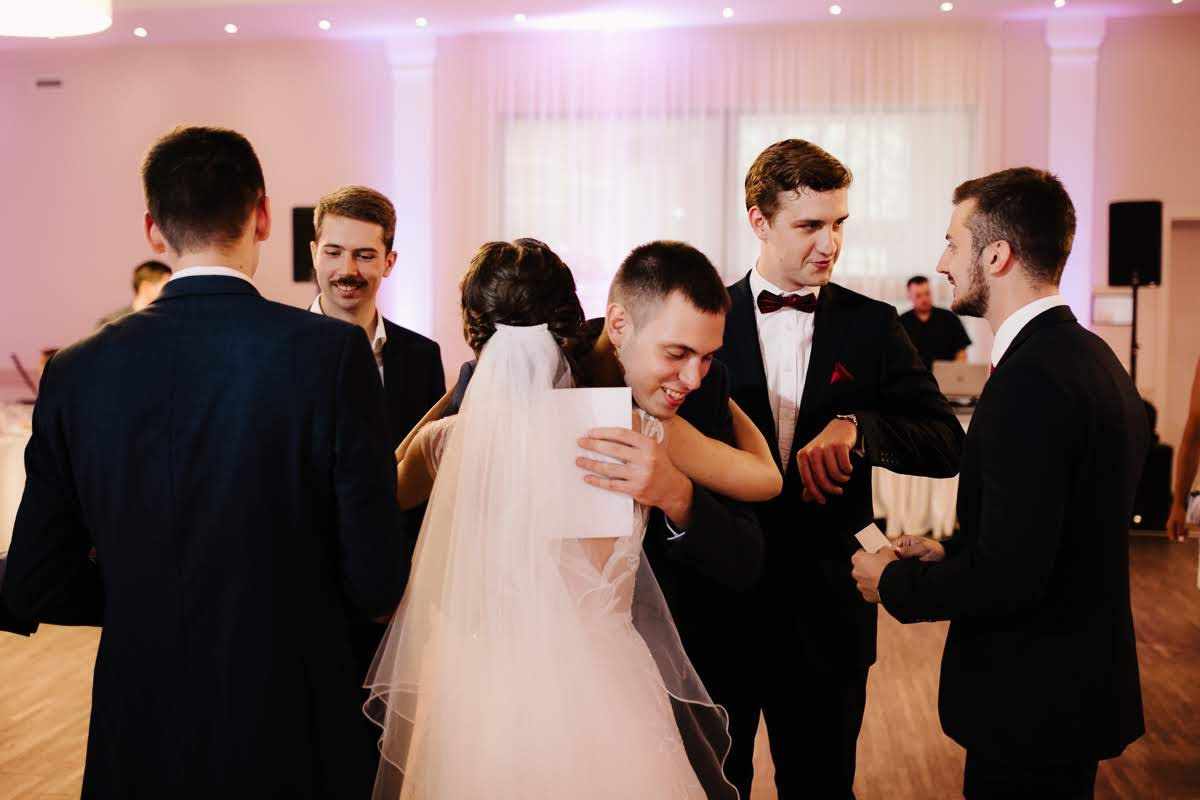 Pozitīvas kāzas Vecrīgā un Jūrmalā ar zagsu, lietu un busiņu