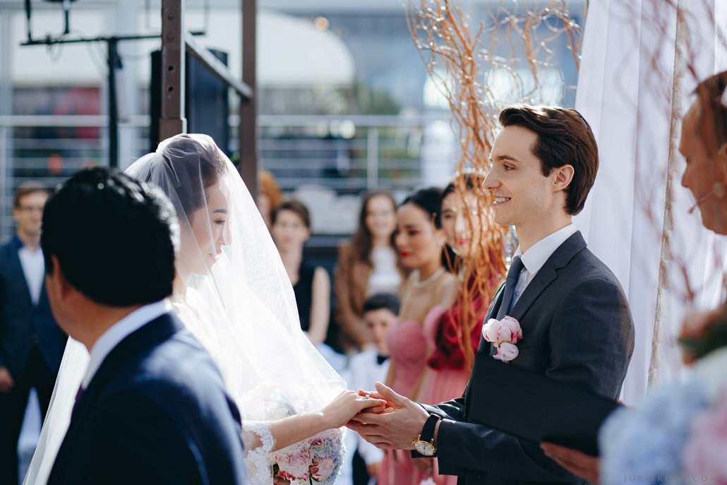 Kāzas LightHouse Jurmala ar ceremonija pludmalē un Augu māja noformēju
