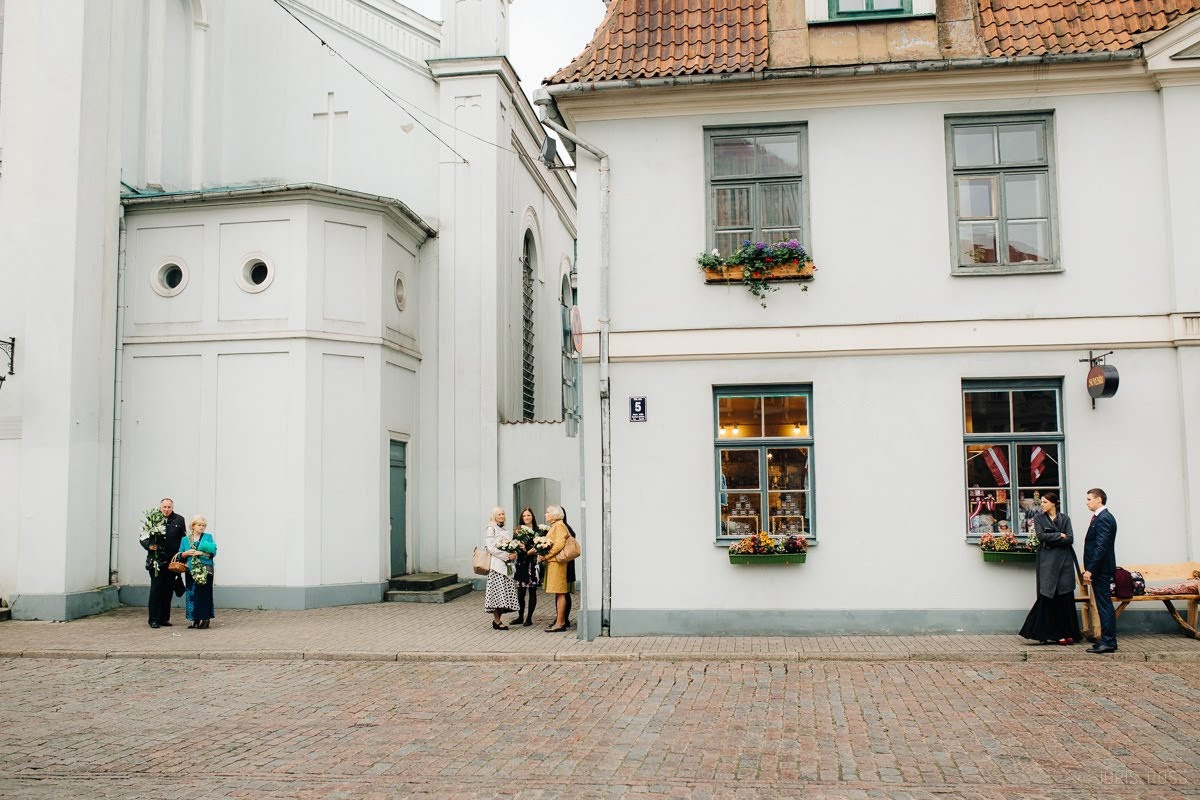 Kāzas rudenī lietainā dienā ar Vecrīgā