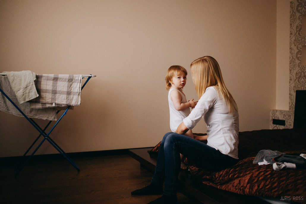 Fotosesija mājās ar dzīvām emocijām un īstām atmiņām