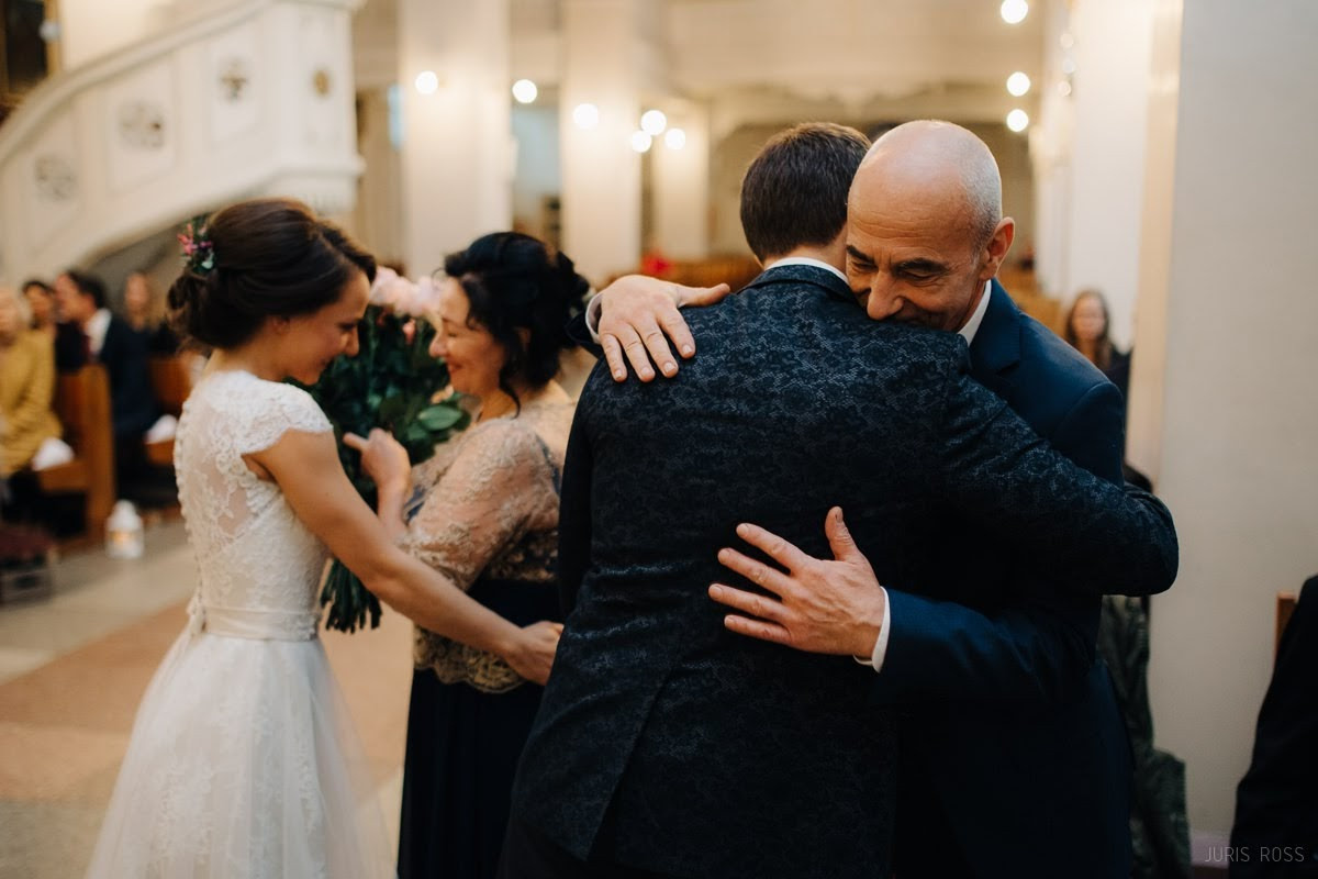 Kāzas rudenī lietainā dienā ar Vecrīgā