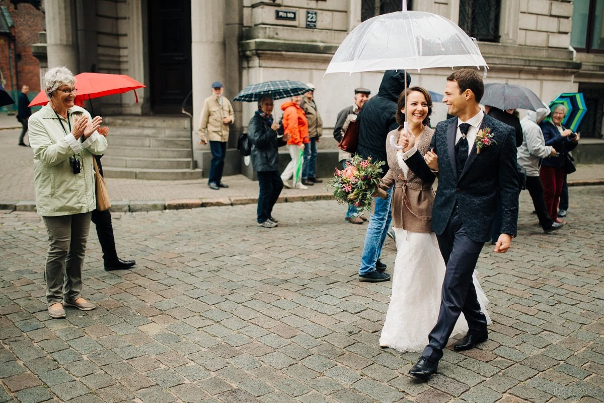 Kāzas rudenī lietainā dienā ar Vecrīgā