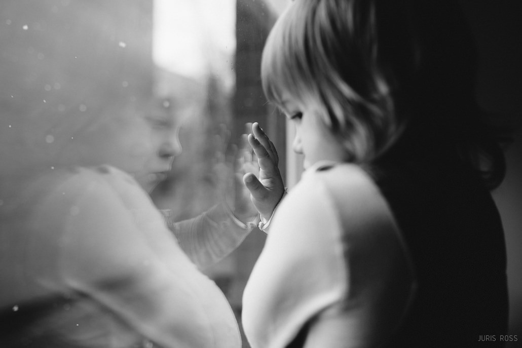 Fotosesija mājās ar dzīvām emocijām un īstām atmiņām