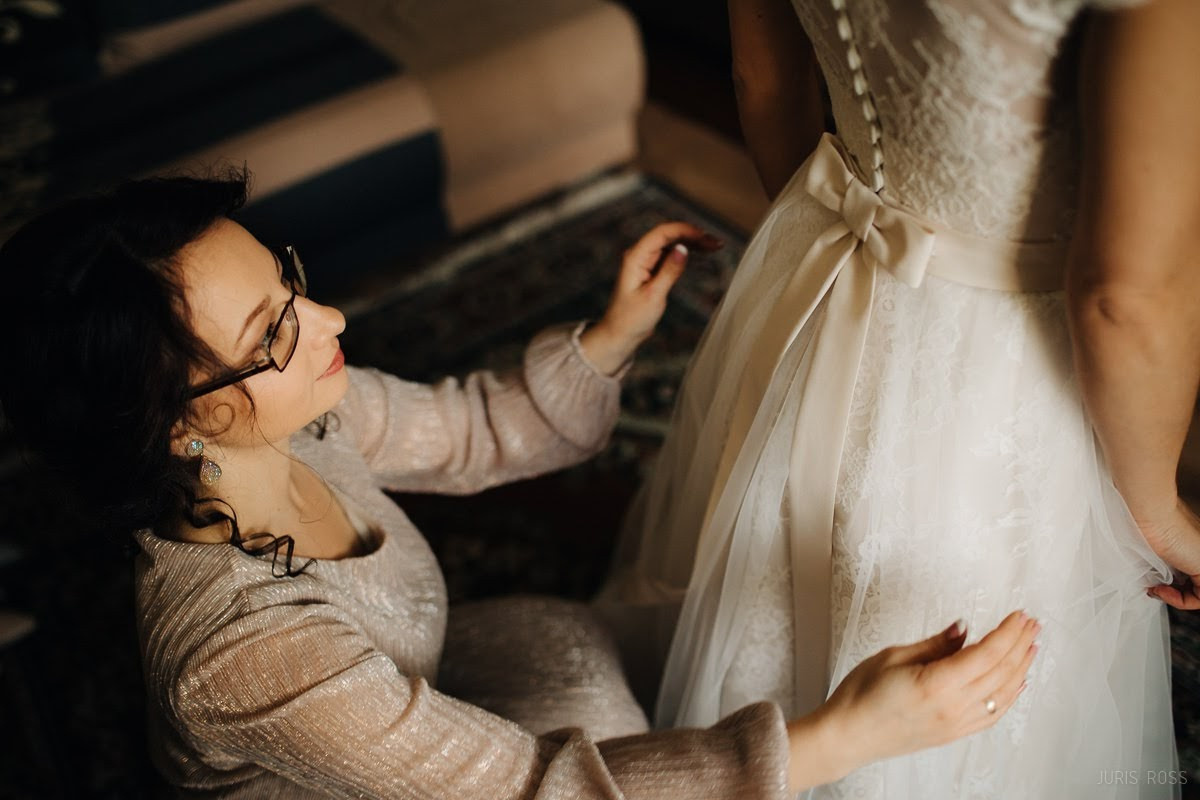 Kāzas rudenī lietainā dienā ar Vecrīgā