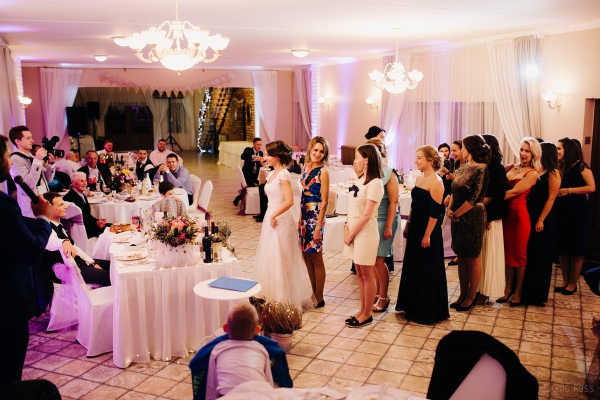 Kāzas rudenī lietainā dienā ar Vecrīgā