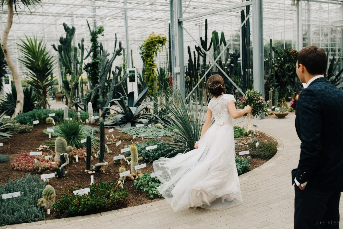 Kāzas rudenī lietainā dienā ar Vecrīgā