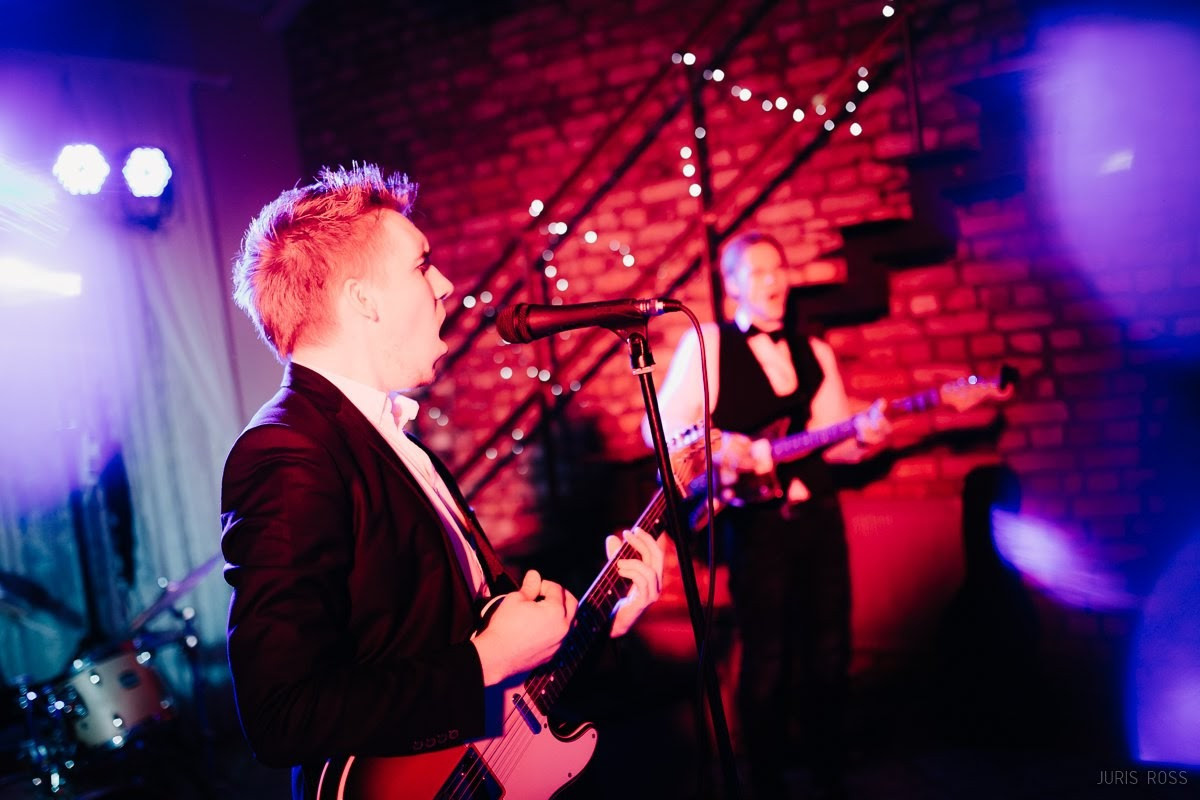 Kāzas rudenī lietainā dienā ar Vecrīgā