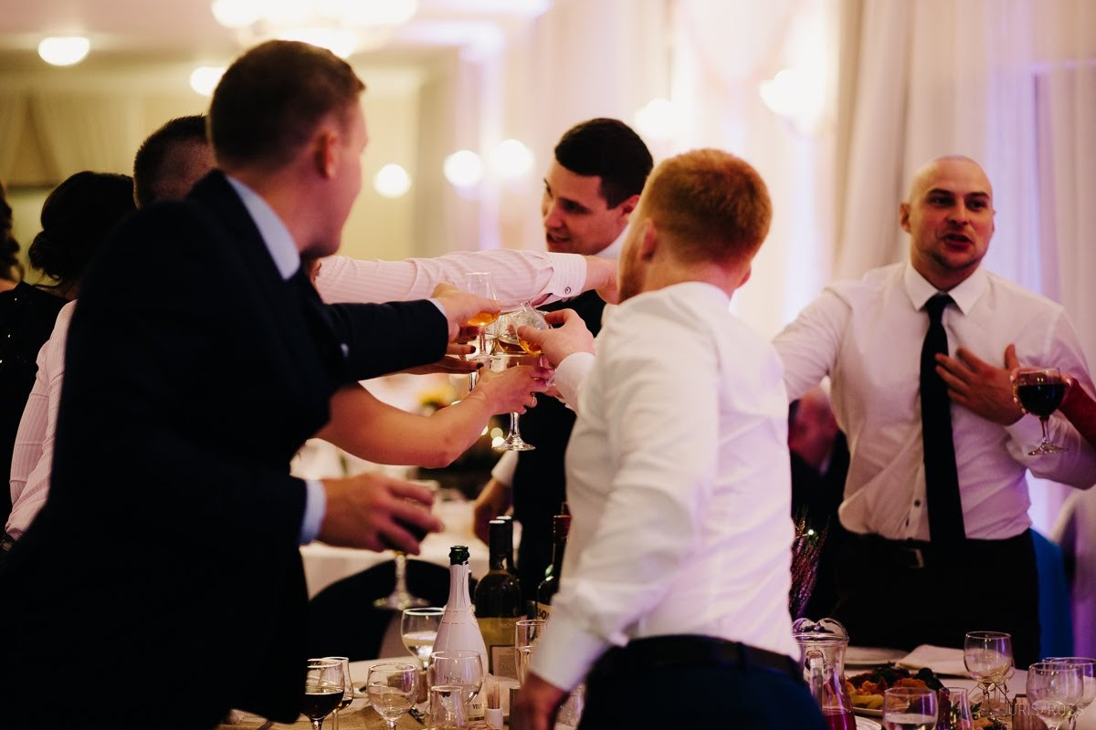 Kāzas rudenī lietainā dienā ar Vecrīgā