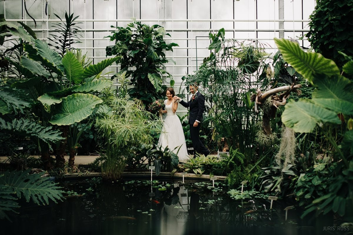 Kāzas rudenī lietainā dienā ar Vecrīgā