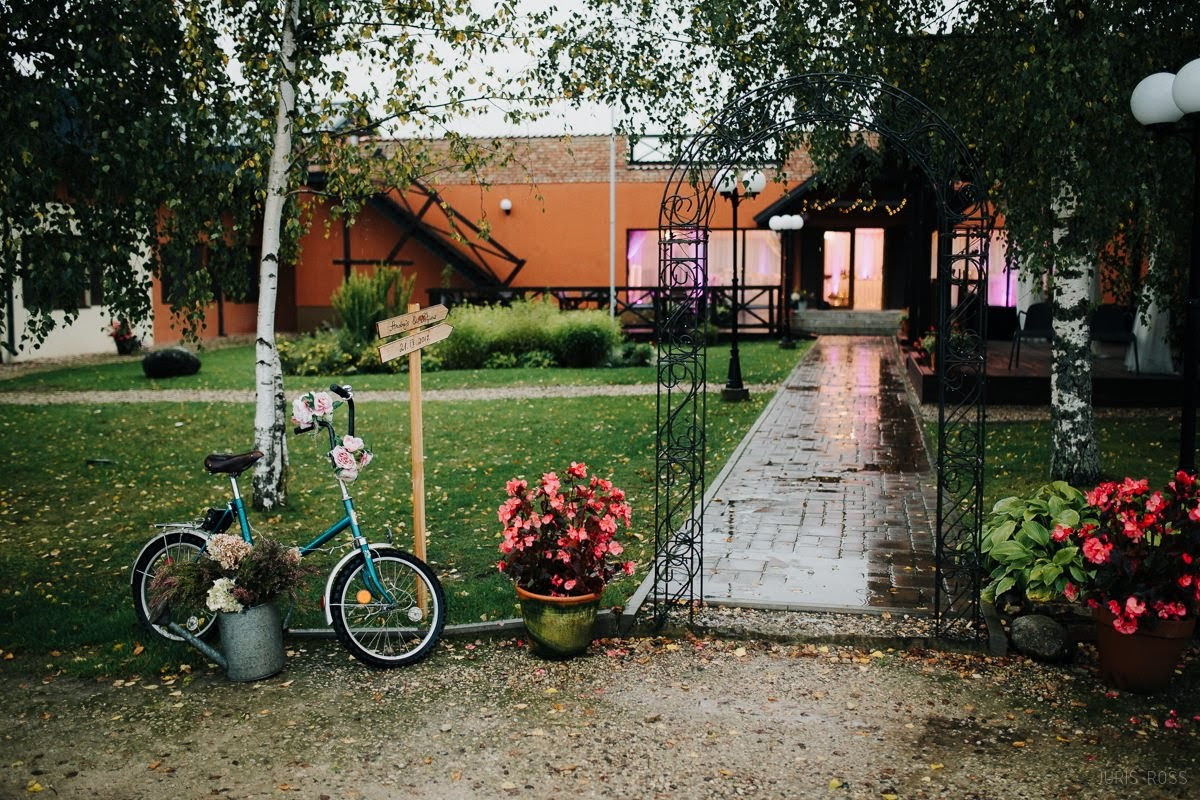 Kāzas rudenī lietainā dienā ar Vecrīgā