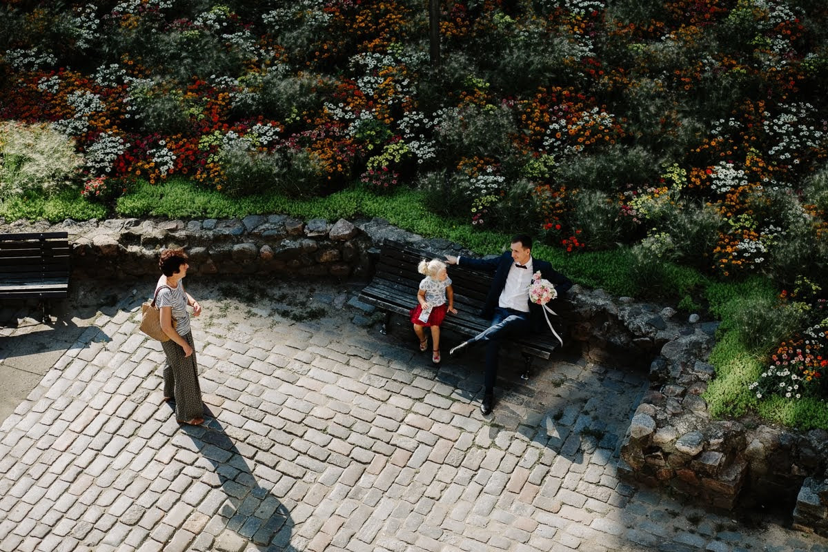 Pozitīvas kāzas Vecrīgā un Jūrmalā ar zagsu, lietu un busiņu