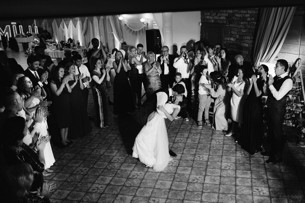 Kāzas rudenī lietainā dienā ar Vecrīgā