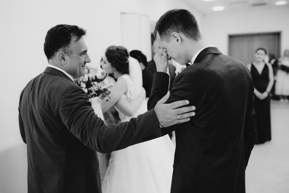 Pozitīvas kāzas Vecrīgā un Jūrmalā ar zagsu, lietu un busiņu