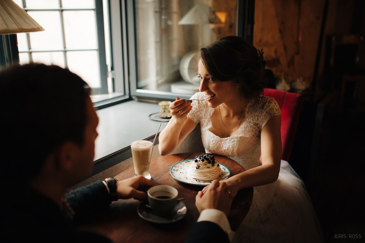 Kāzas rudenī lietainā dienā ar Vecrīgā