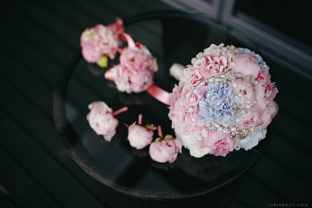 Kāzas LightHouse Jurmala ar ceremonija pludmalē un Augu māja noformēju