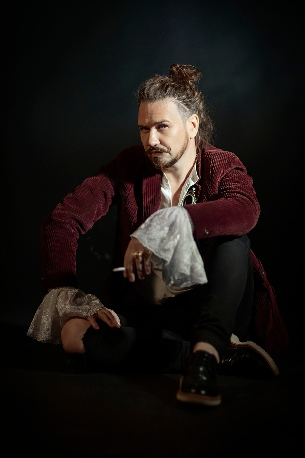 Стилизованный портрет мужчины в винтажной одежде, образ джентльмена