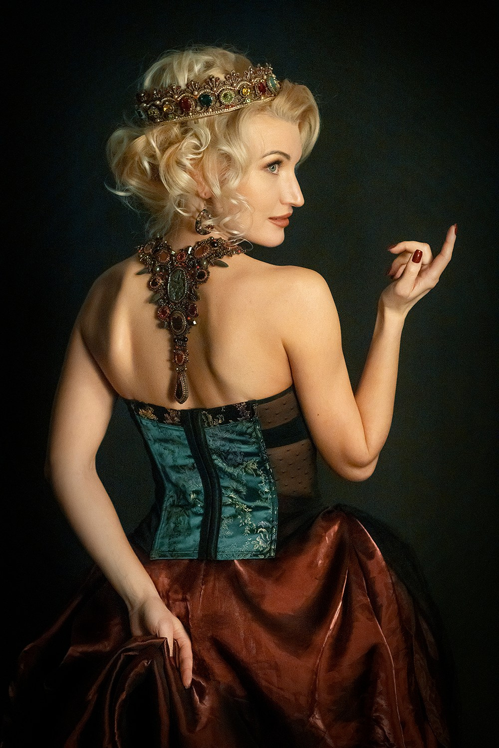 Стилизованная фотосессия в образе светской дамы, вдохновлённой эпохой барокко