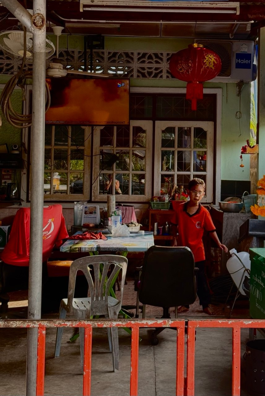 Уличная фотография. Красный_2. Портретный фотограф Алена Новгородцева