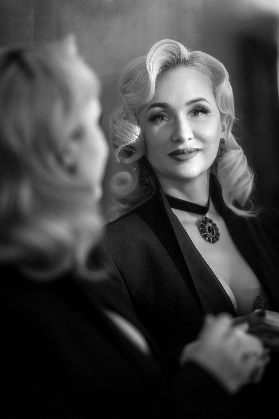 Ретро-портрет женщины с причёской 40-х годов, отражение в зеркале