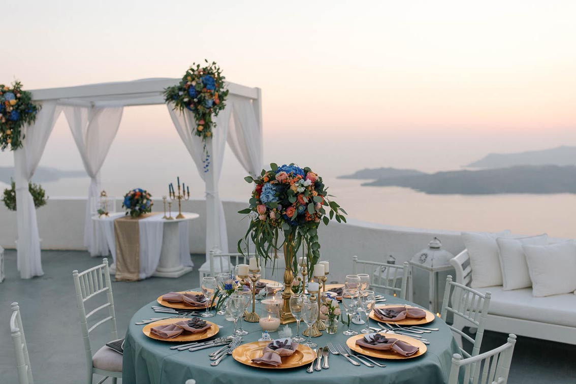 Свадебная площадка для церемонии на Санторини. Свадьба, банкет в Греции.