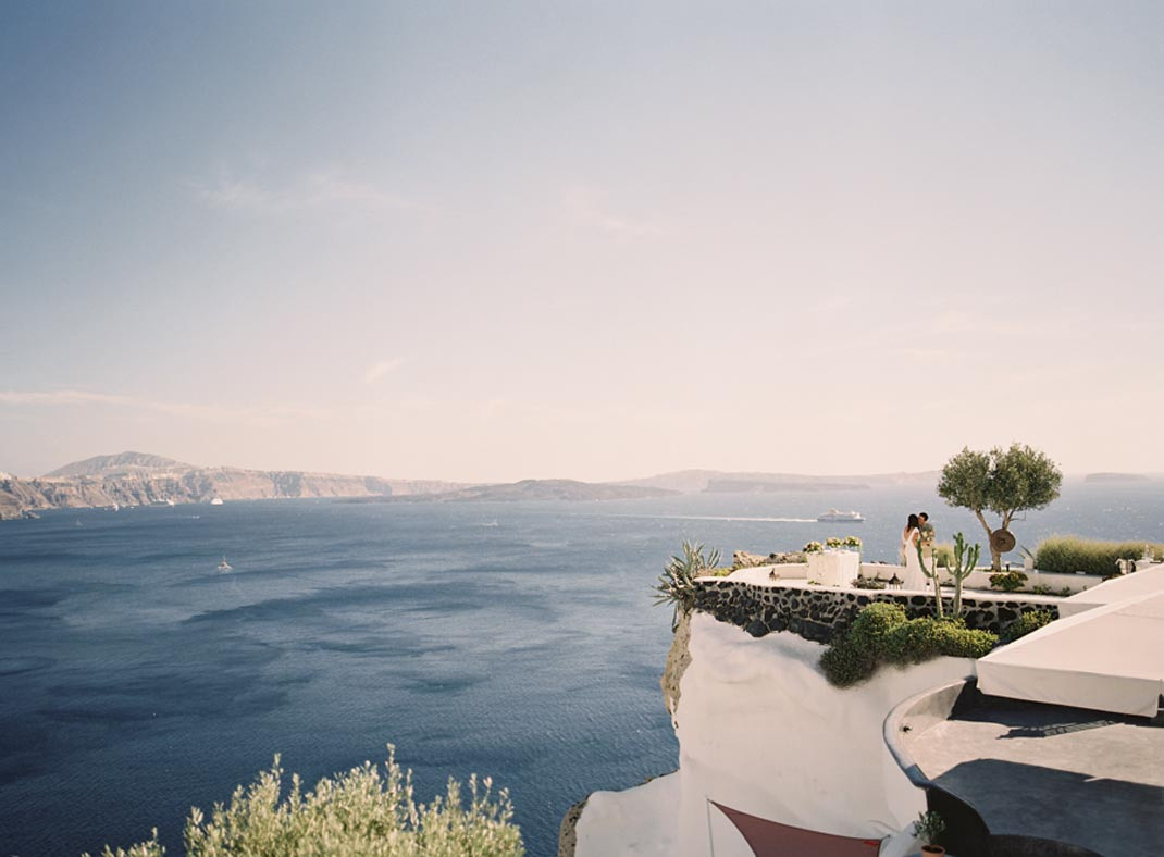 Свадебная площадка для церемонии на Санторини. Свадьба, банкет в Греции.