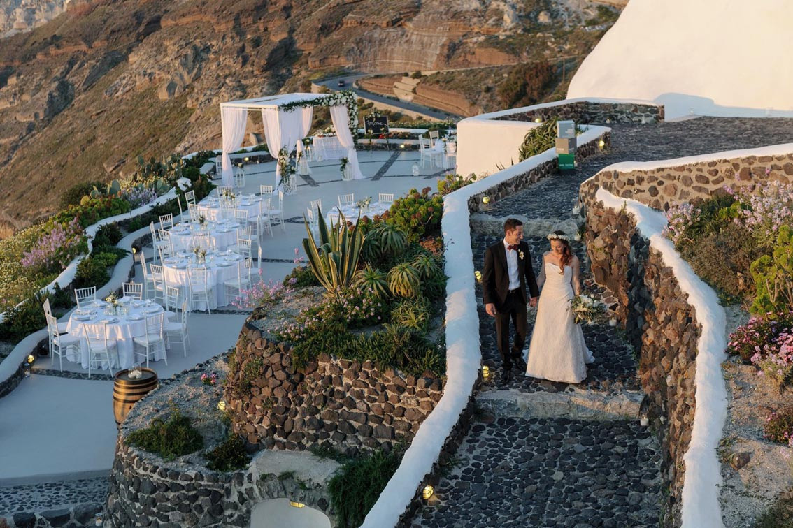 Свадебная площадка для церемонии на Санторини. Свадьба, банкет в Греции.