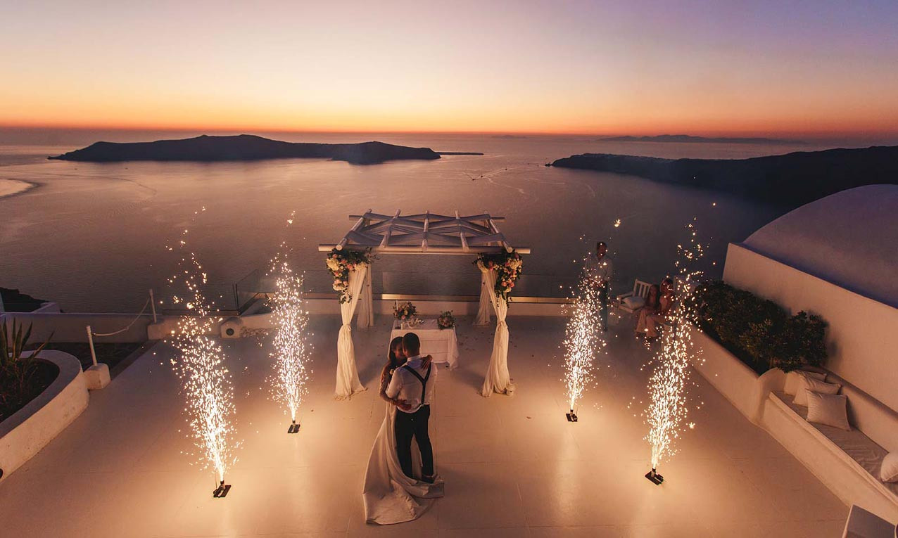 Свадебная площадка для церемонии на Санторини. Свадьба, банкет в Греции.