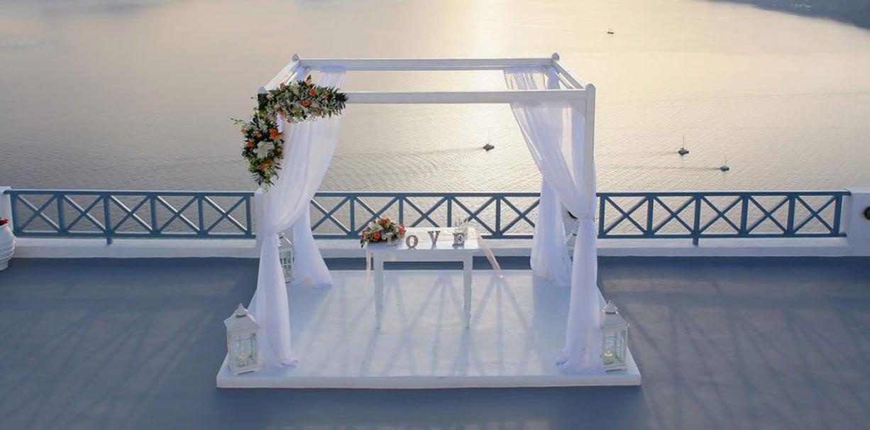 Свадебная площадка для церемонии на Санторини. Свадьба, банкет в Греции.