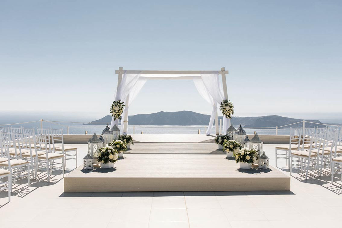 Свадебная площадка для церемонии на Санторини. Свадьба, банкет в Греции.