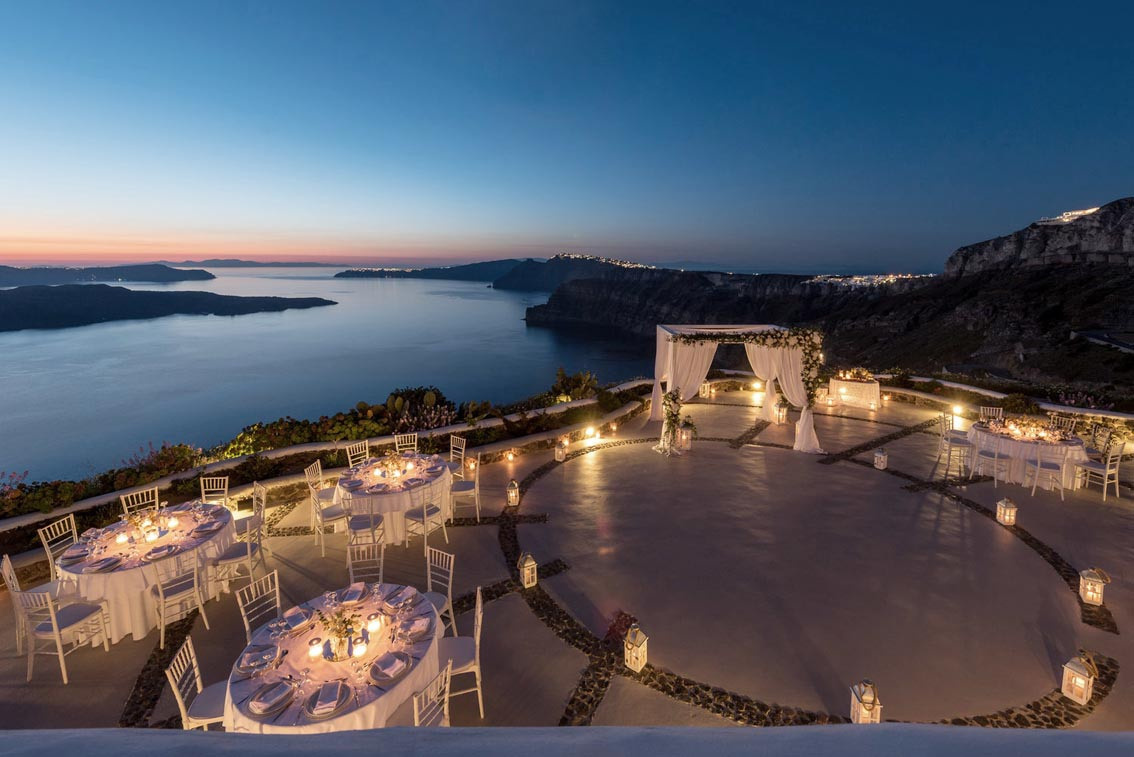 Свадебная площадка для церемонии на Санторини. Свадьба, банкет в Греции.