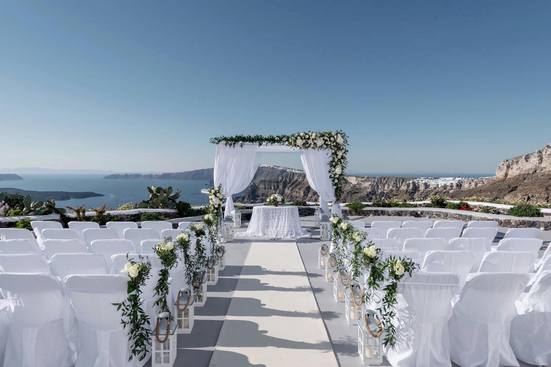 Свадебная площадка для церемонии на Санторини. Свадьба, банкет в Греции.