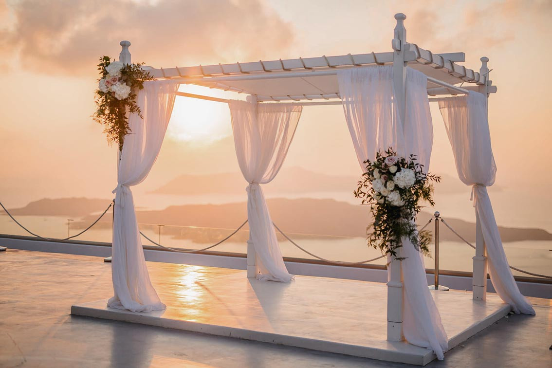 Свадебная площадка для церемонии на Санторини. Свадьба, банкет в Греции.