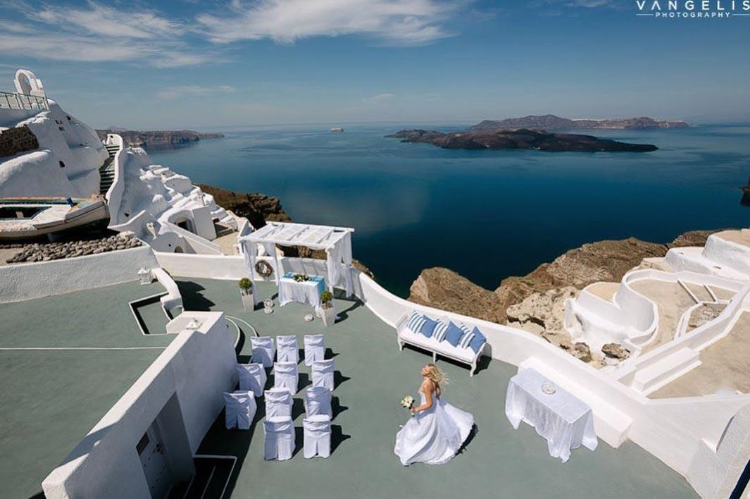 Свадебная площадка для церемонии на Санторини. Свадьба, банкет в Греции.