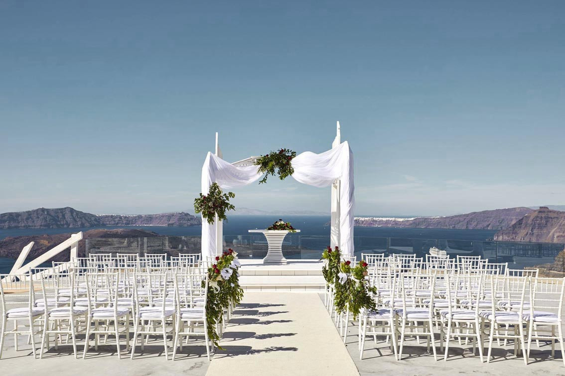 Свадебная площадка для церемонии на Санторини. Свадьба, банкет в Греции.