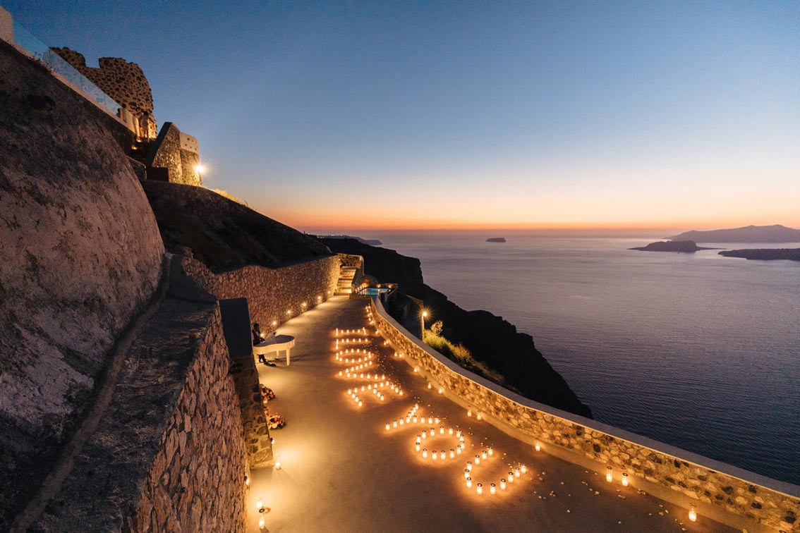 Свадебная площадка для церемонии на Санторини. Свадьба, банкет в Греции.